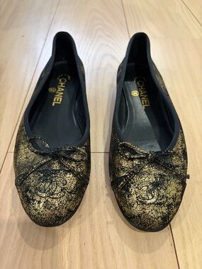 CHANEL Black and Gold Ballet Flats size 38.5